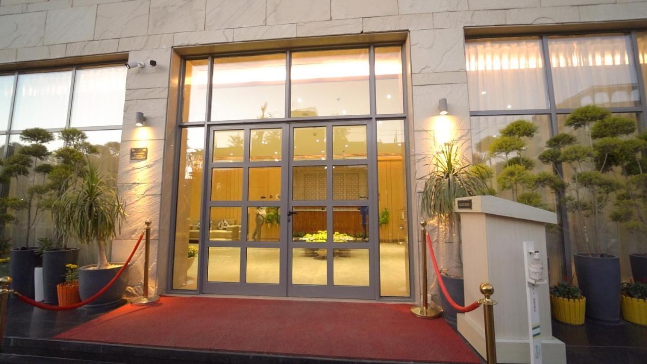 Pride Hotel อุเดเปอร์ ภายนอก รูปภาพ