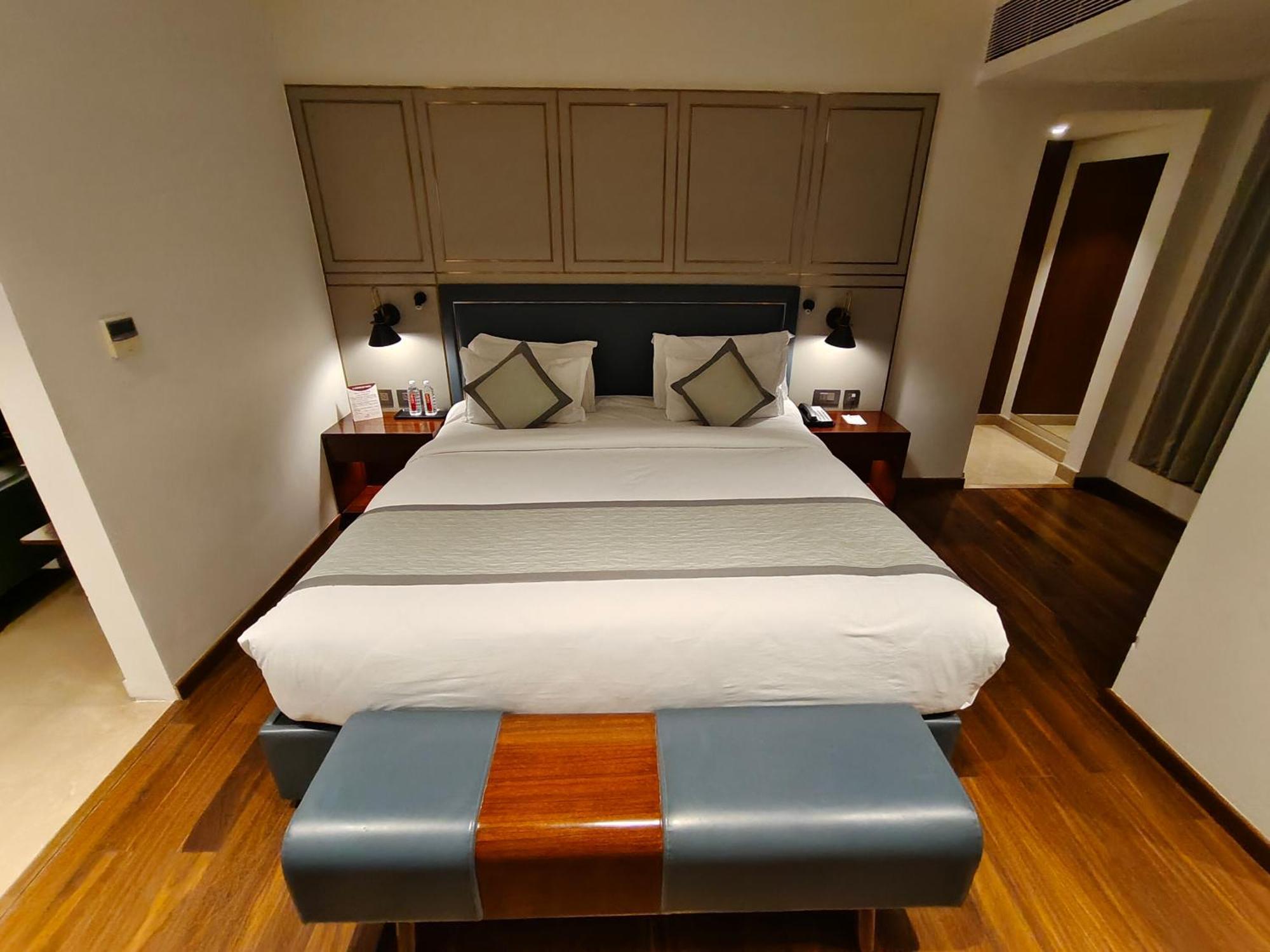 Pride Hotel อุเดเปอร์ ภายนอก รูปภาพ