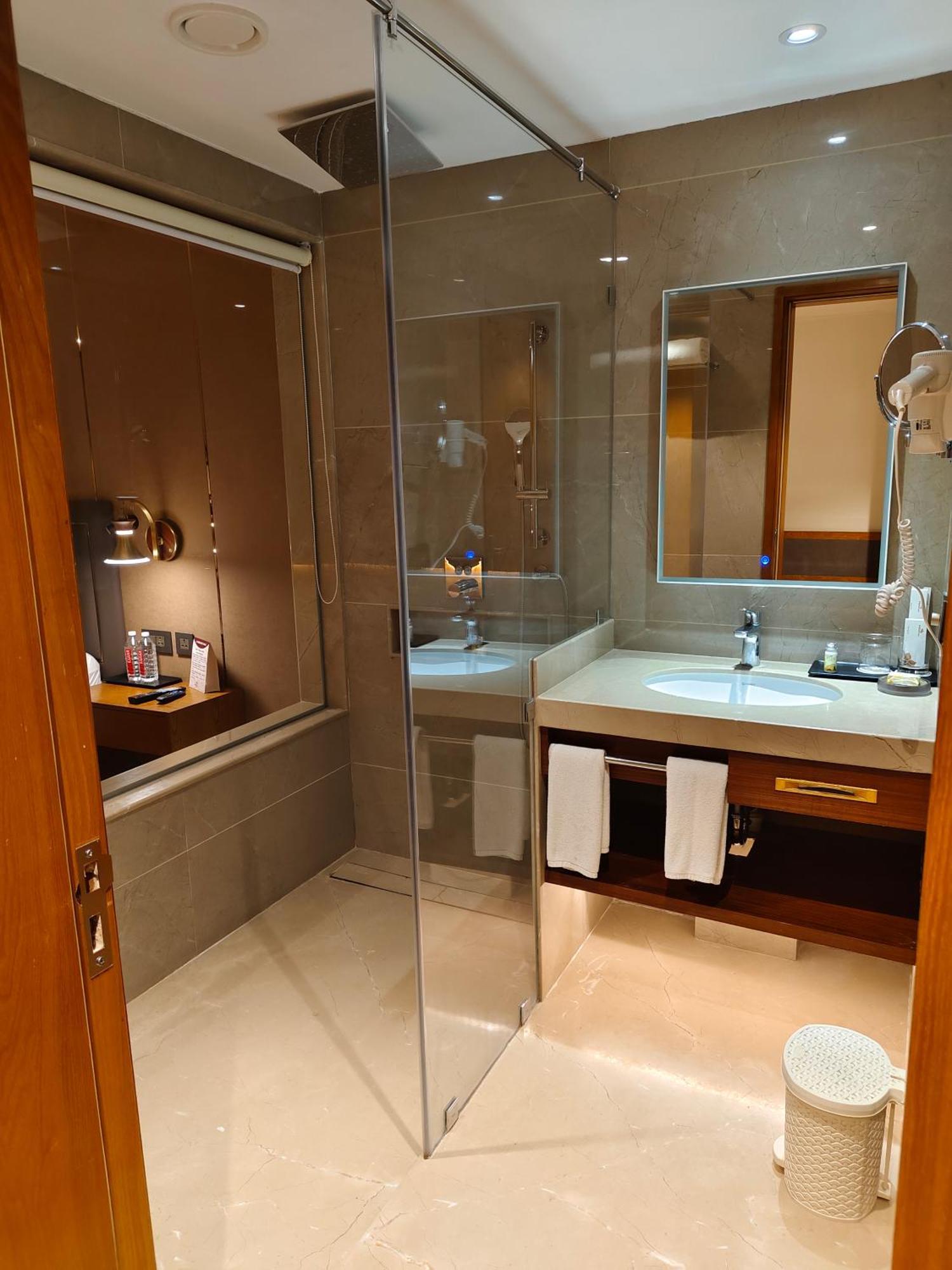 Pride Hotel อุเดเปอร์ ภายนอก รูปภาพ
